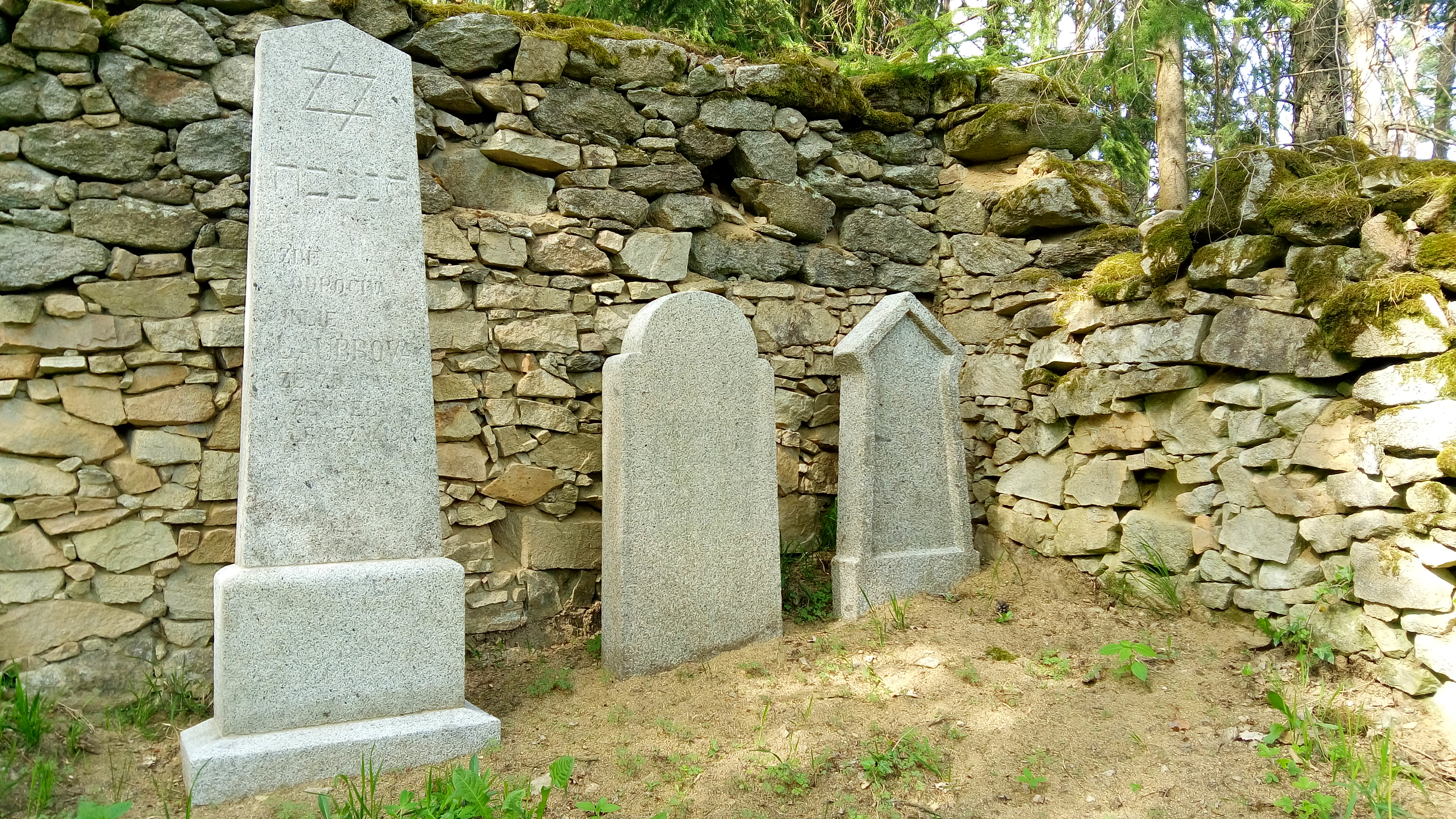 Hřbitov – náhrobní kameny