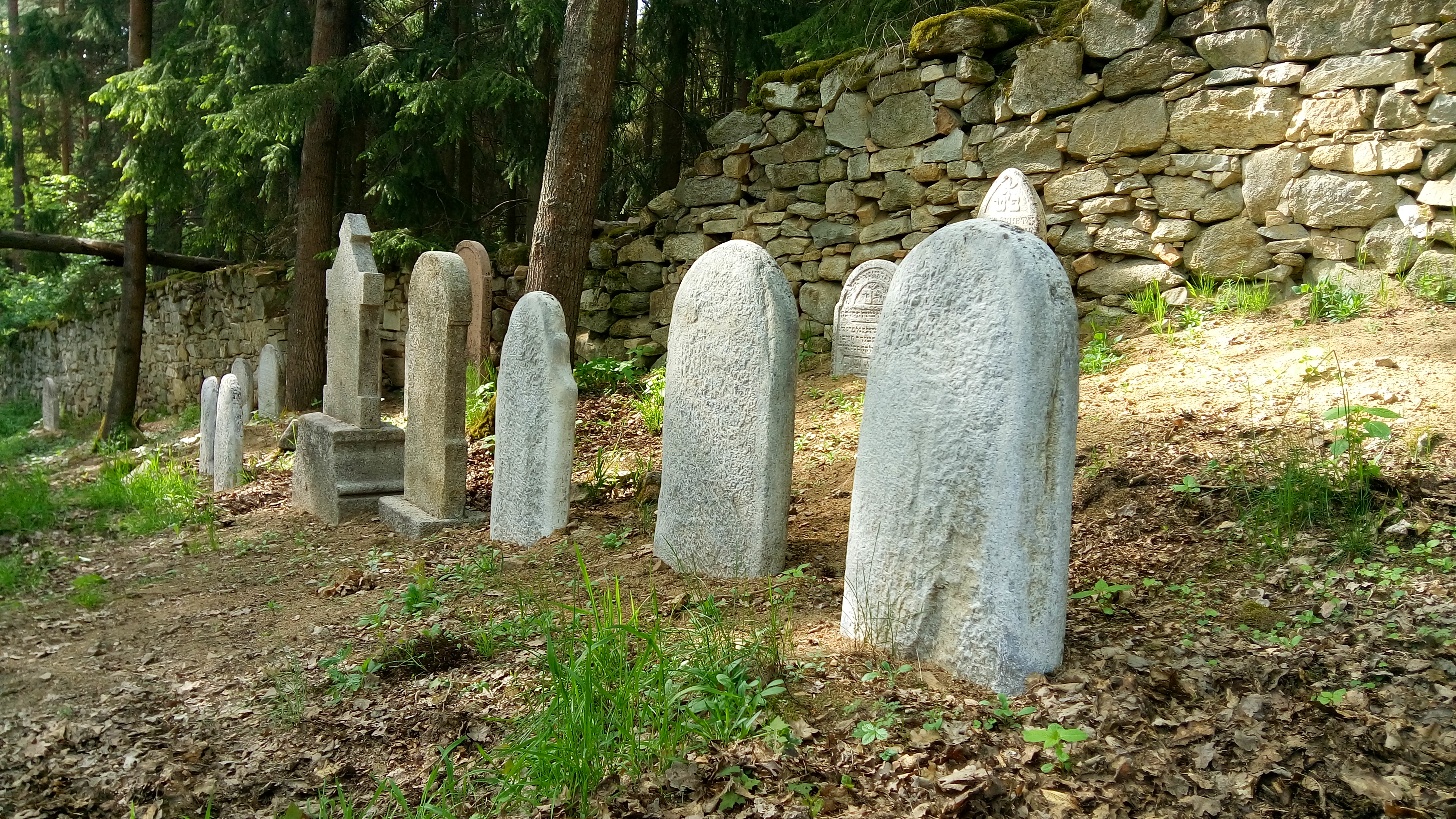 Hřbitov – vápencová stéla