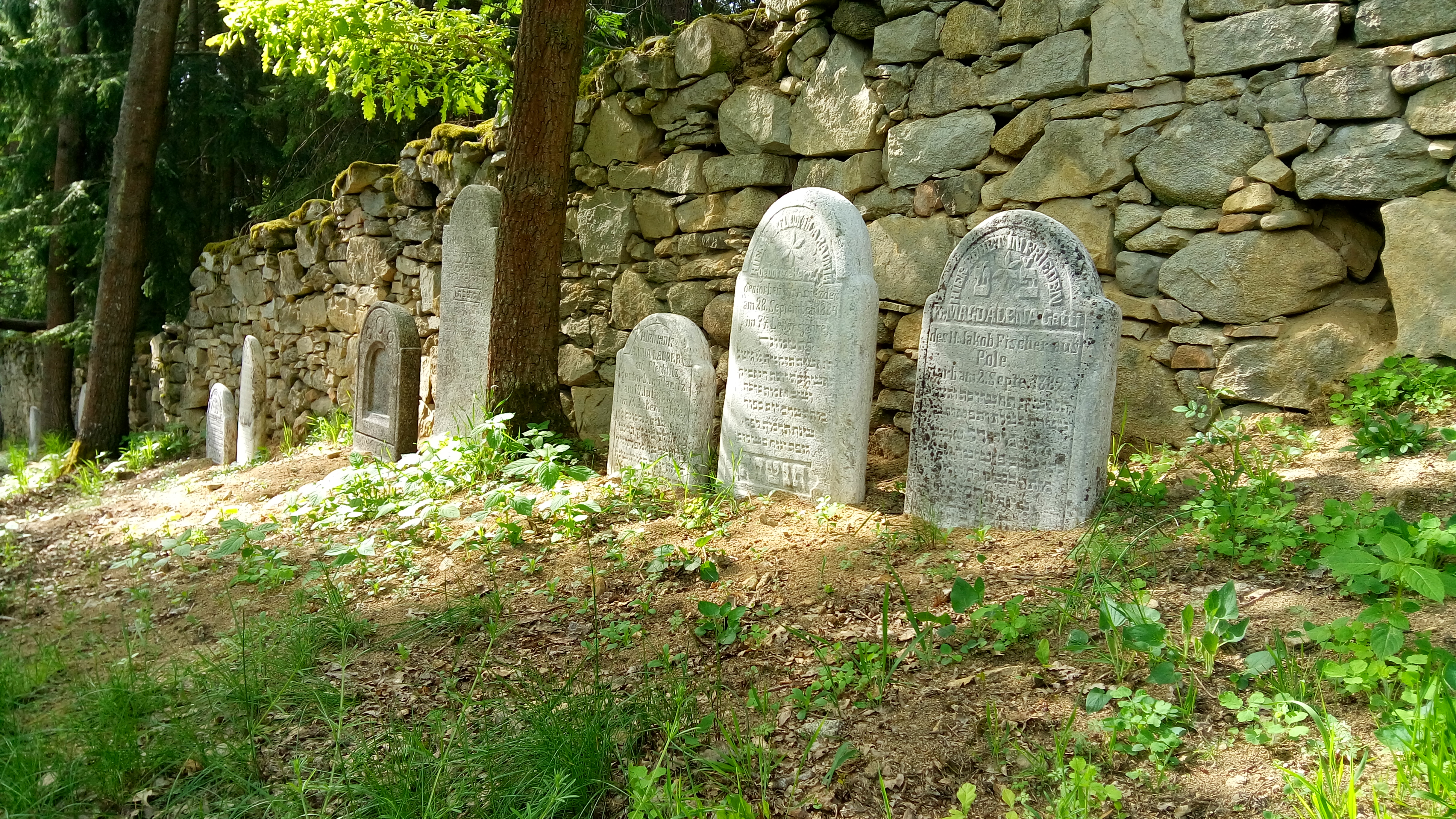 Hřbitov – hřbitovní zeď